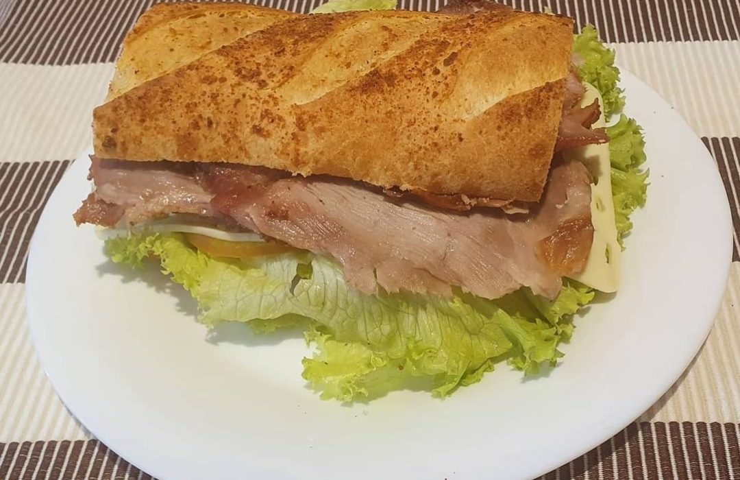 Sándwich de cordero al Horno- Sándwich de Jamón de cordero al horno , lechuga, tomate y queso, acompañado de pan_