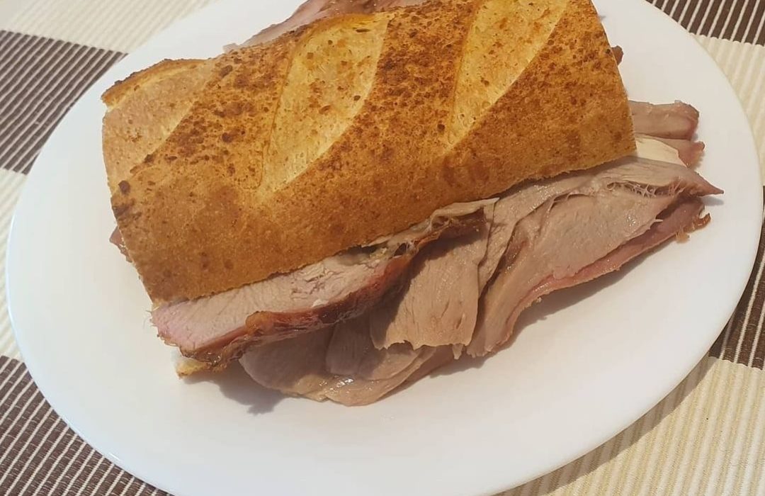 Sándwich de ternera al horno- Sándwich de jamón de ternera al horno acompañado de pan