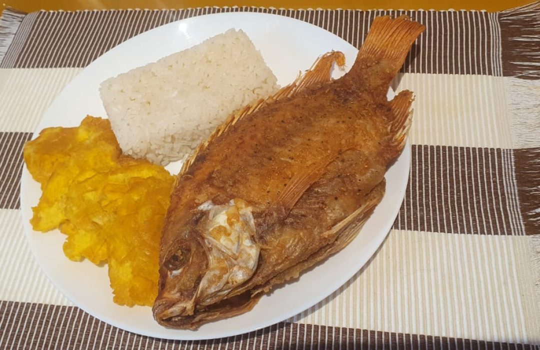 mojarra Frita- Mojarra de 420 gr, acompañada de arroz blanco, patacón y ensalada de la casa_