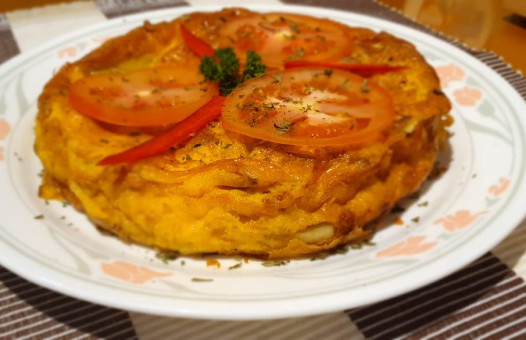 tortilla Española- Tortilla de huevo, papa, cebolla en rodajas y jamón de cordero al horno acompañado de su porción de pan al ajillo